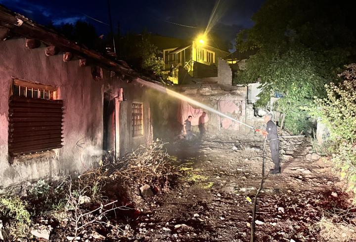 Erzurum'da yangın çıkan müstakil ev kullanılamaz hale geldi