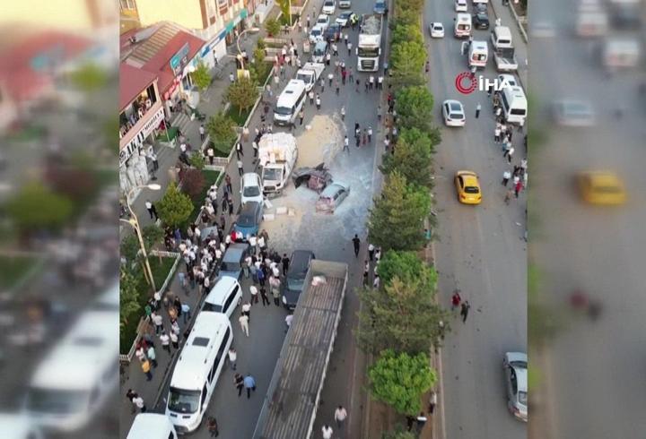 Bitlis'te freni boşalan TIR 11 araca çarptı