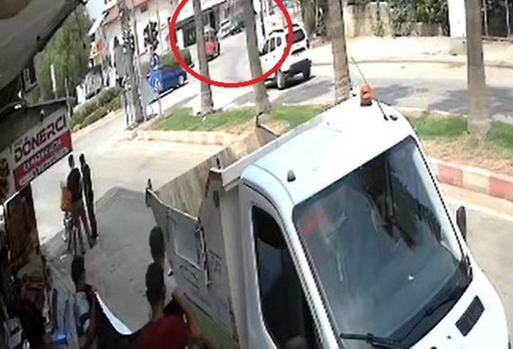 Kozan'da 3 kişinin yaralandığı kaza kamerada