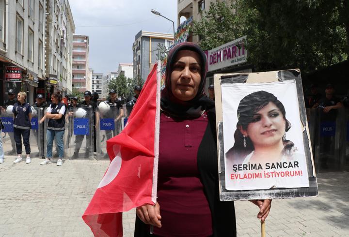 Kızı dağa kaçırılan anne: Silah yerine kalem alın