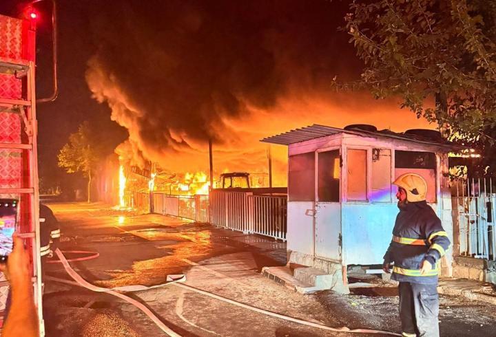 Diyarbakır'da yangın: 3 dükkan 22 traktör yandı