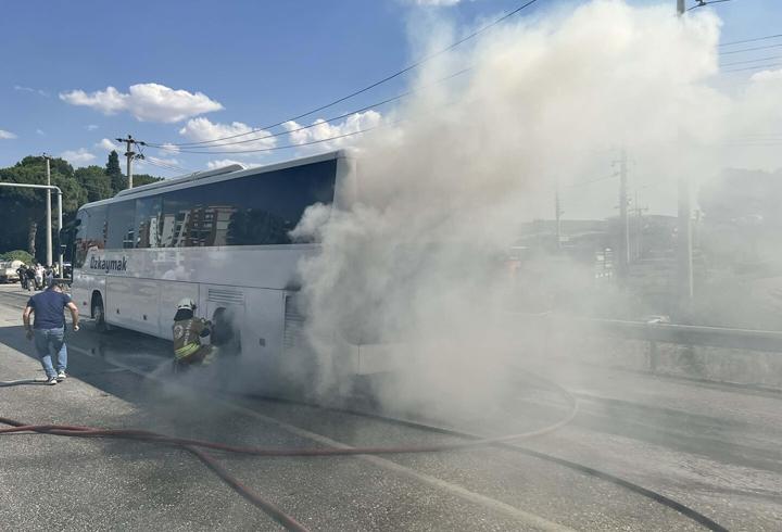 Manisa'da, seyir halindeki yolcu otobüsü alev aldı
