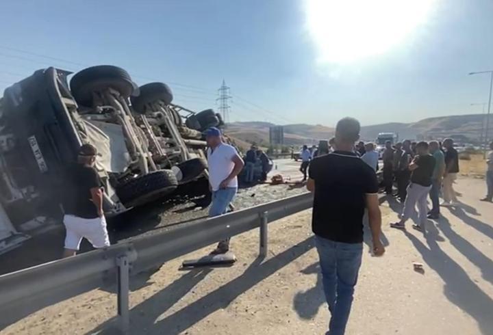 Beton mikseri otomobilin üzerine devrildi; 6 yaralı