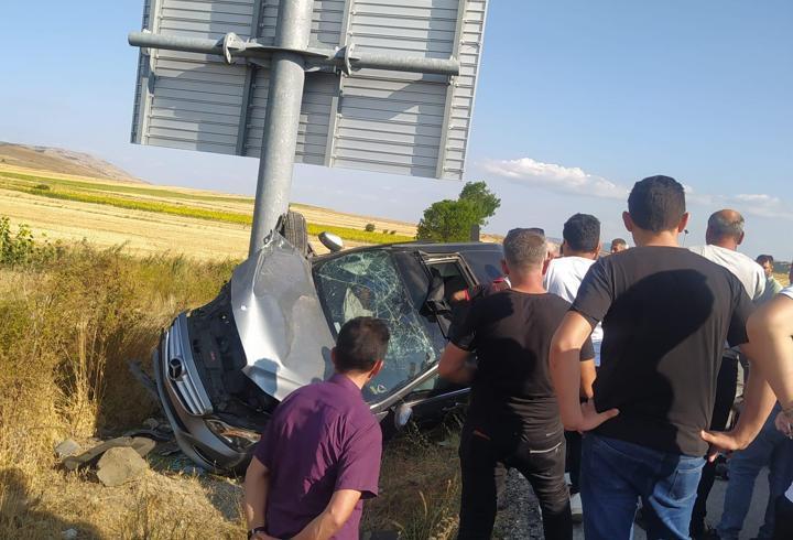 Yön levhasının direğine çarpan otomobil askıda kaldı; 4 yaralı