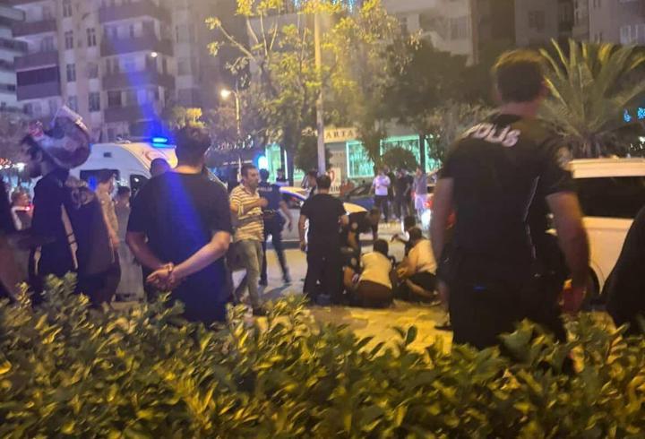 Adana'da polis motosikleti devrildi; 2 yaralı