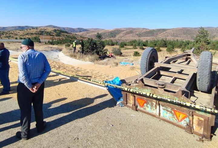 Sivas'ta buğday yüklü traktör devrildi: 2 ölü