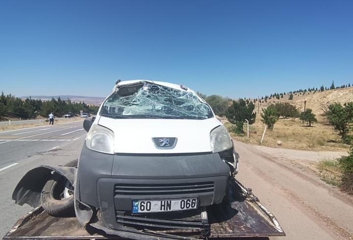 Hafif ticari araç, su kanalına devrildi: 2'si çocuk, 5 yaralı