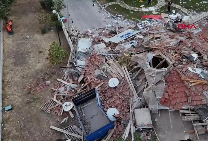 Depremde yıkılan 3 katlı binanın kolonları mı kesildi?