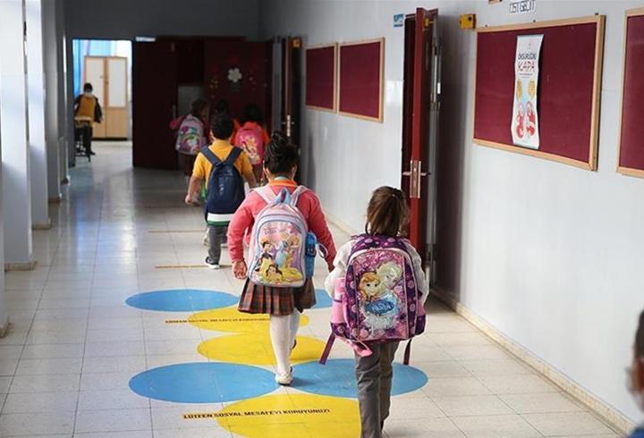 Okullarda yeni dönem başlıyor: Okul kıyafeti devri geri dönüyor!