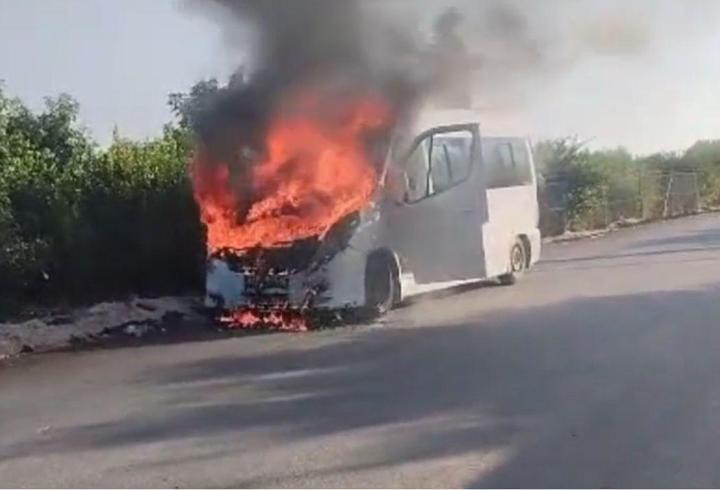 Erdemli'de yolcu minibüsü yandı