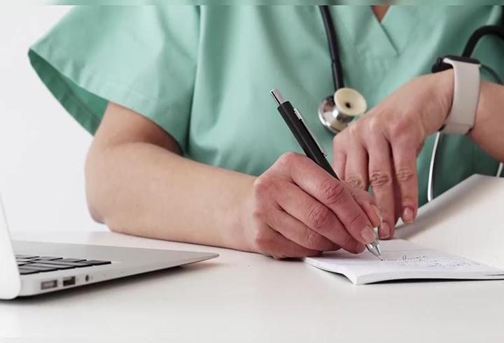 Doktorların e-imzasını kullandı, 8 kişiye yeşil reçeteli ilaç yazdı