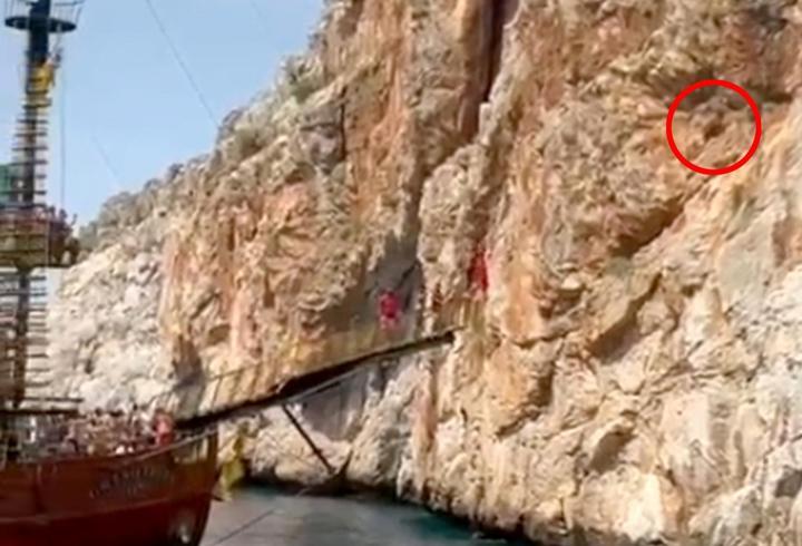 3 gündür kayalıkta mahsur olan keçiyi tekneciler kurtardı