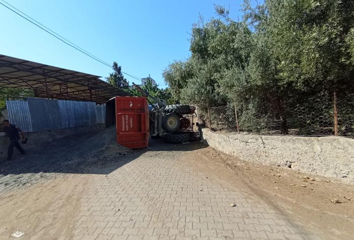 Devrilen traktörün sürücüsü yaralandı