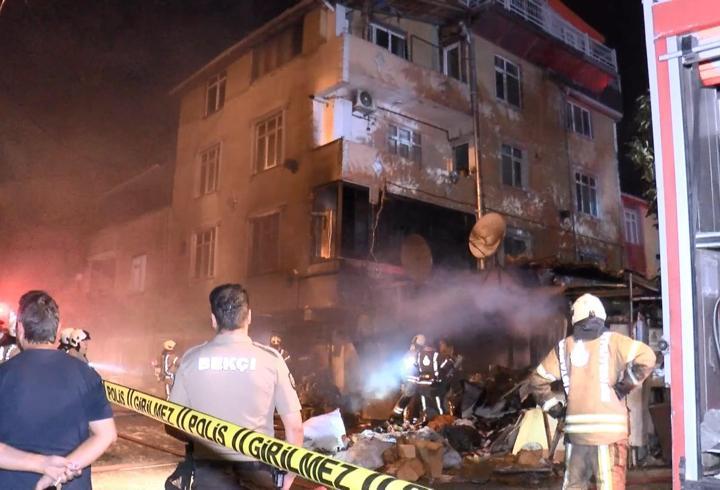 İstanbul'da çorap atölyesi alev alev yandı