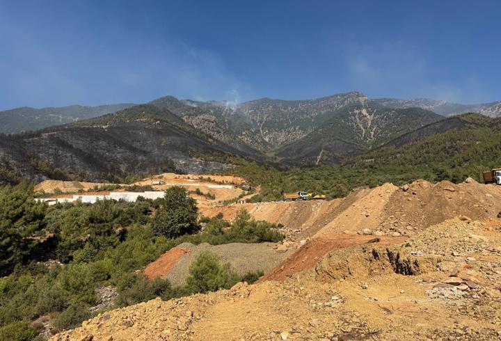 Hatay'da orman yangılarına müdahale sürüyor