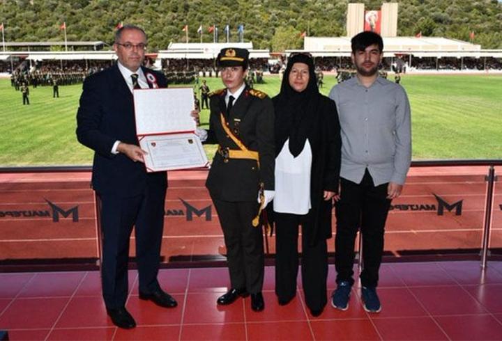 Şehit Ömer Halisdemir'in kızı teğmen oldu!