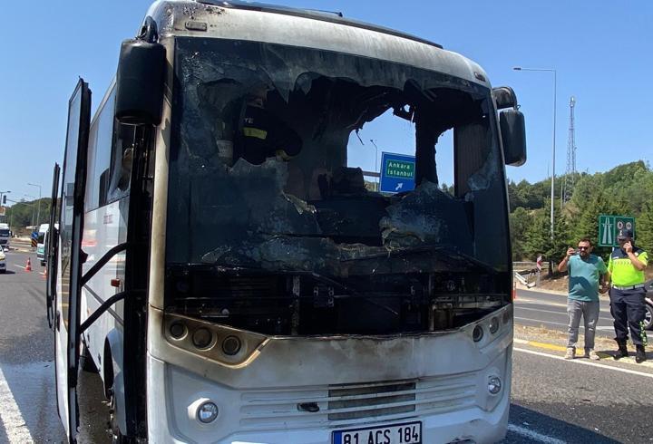 Seyir halindeyken alev alan midibüs yandı 