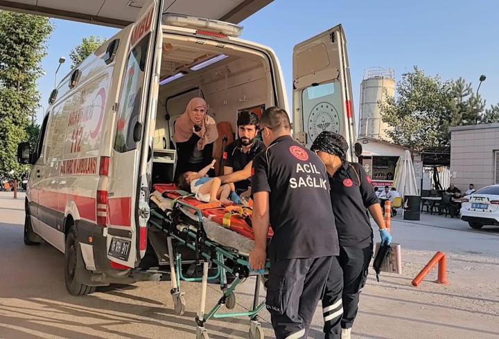 Balkondan düşen çocuk yaralandı