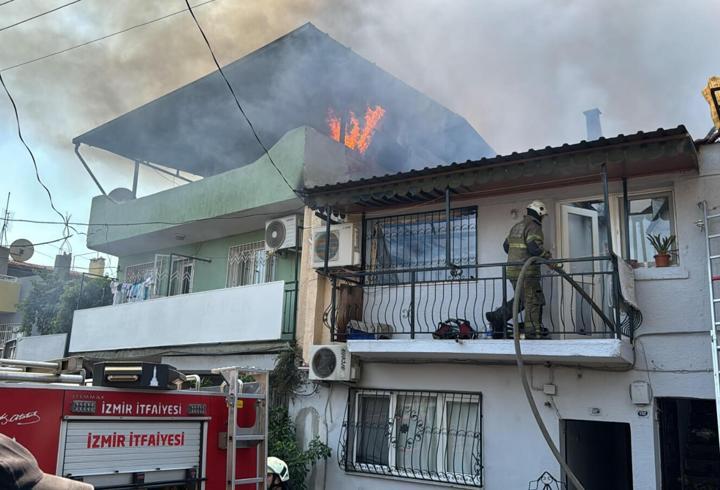 İzmir'de korkutan yangın: 4 eve sıçradı