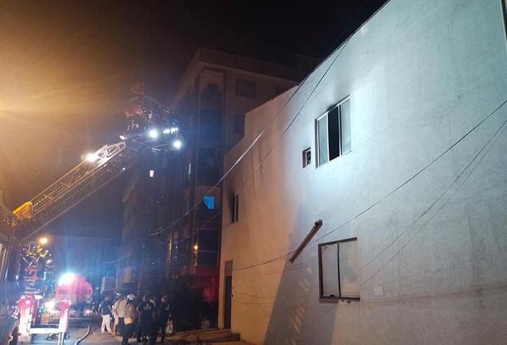 Pendik'te korkutan yangın: Elektrik kablosu deposu alev aldı