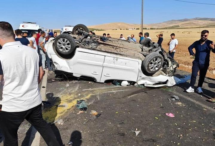 Hafif ticari araç takla attı: 2’si çocuk, 6 yaralı