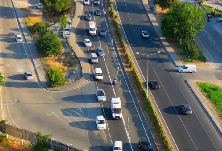 Ambulans sireni duyuldu, sürücüler fermuar sistemiyle yol açtı