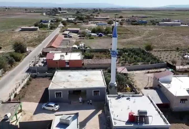 Engelli imam, gönüllülerle birlikte depremde yıkılan camiyi yeniden inşa etti