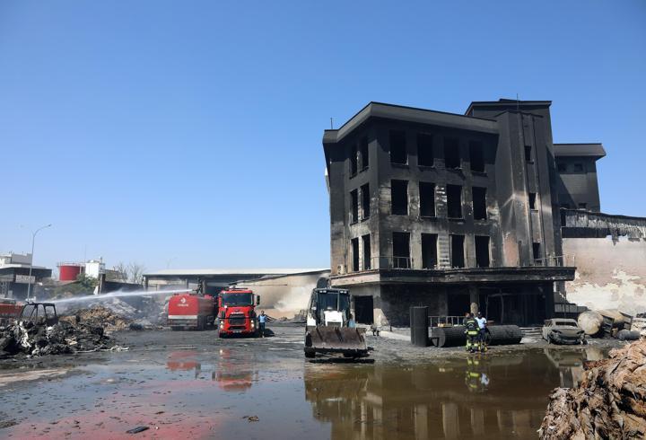 Gaziantep'te yanan geri dönüşüm fabrikasındaki hasar görüntülendi