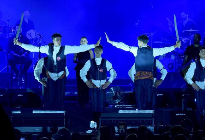 Memleketinde konser veren Merve Özbey, Dadaşlarla sahne aldı