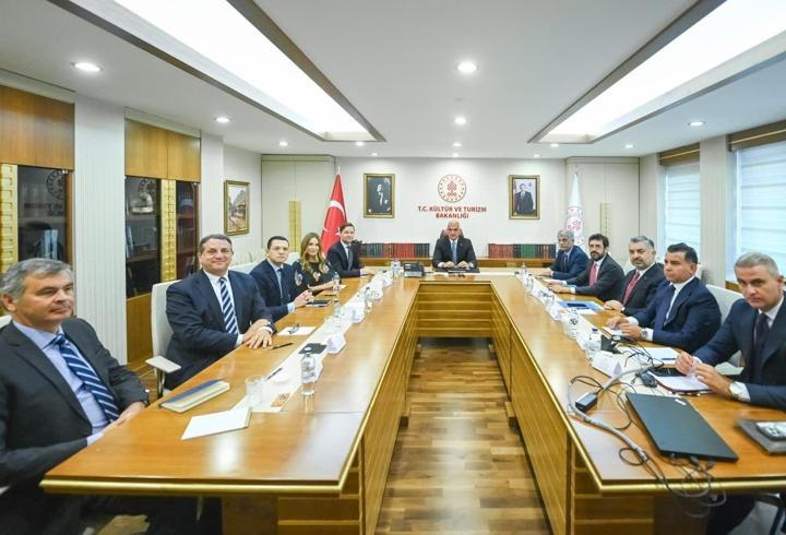 Bakan Ersoy bastırdı Spotify masaya oturdu
