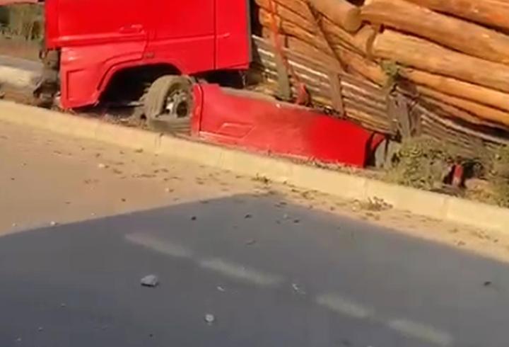 Trafikte şoförünün kontrolsüz ilerlediği tomruk yüklü TIR, refüje devrildi