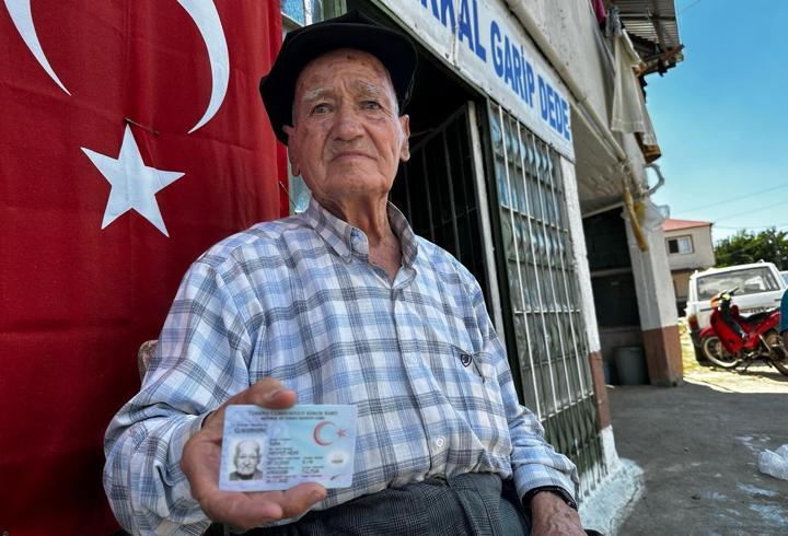 90 yaşındaki 'Garip Dede', yarım asırdır bakkal işletiyor
