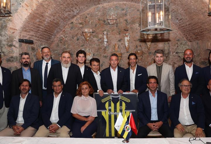 Fenerbahçe, Benfica yönetimi ve UEFA delegesini yemekte ağırladı
