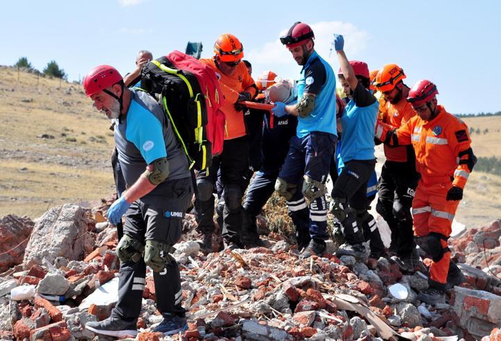 Kars'ta AFAD'dan gerçeğini aratmayan deprem tatbikatı
