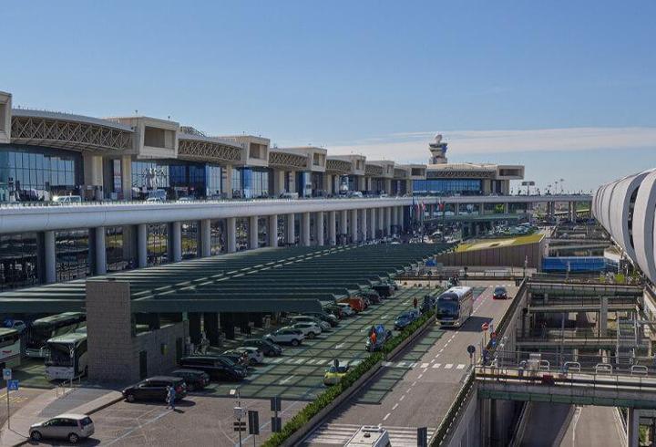 Milano'da havalimanında bir yolcu yangın çıkardı