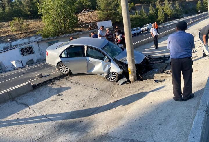 Otomobil direğe çarptı: 2 yaralı