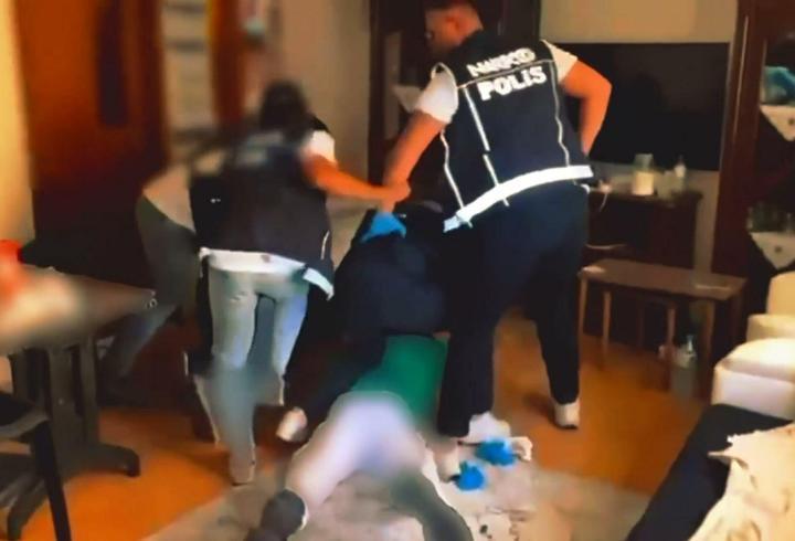 İzmir'de 127 kilo bonzai ele geçirildi; 3 gözaltı