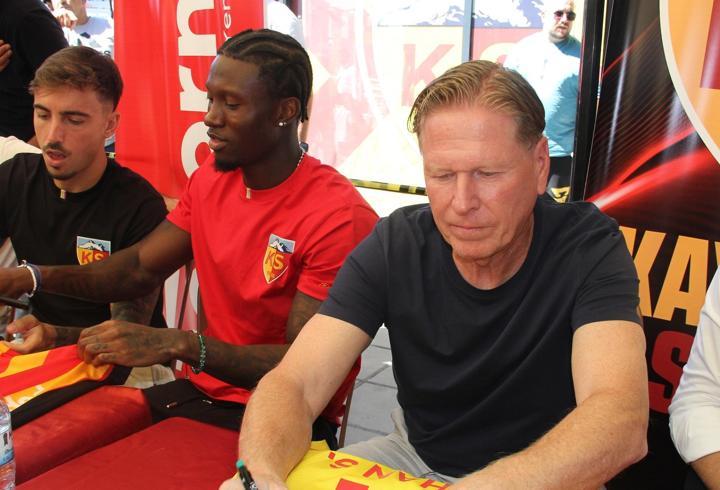 Kayserispor'da imza günü düzenlendi