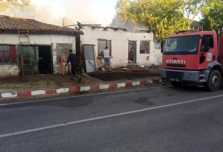Edirne'de çıkan yangında bir ev yandı, iki yapı hasar gördü