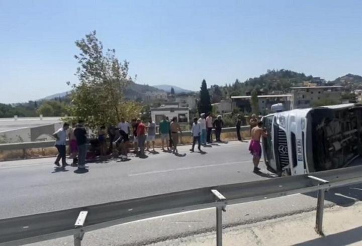 Aydın'da midibüs devrildi: 7 turist yaralandı