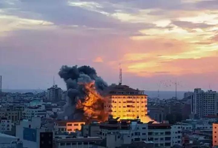 İsrail'den Yemen'in başkentine hava saldırısı