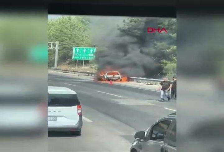 Otoyolda alev alan otomobildeki yangın, ormana sıçradı