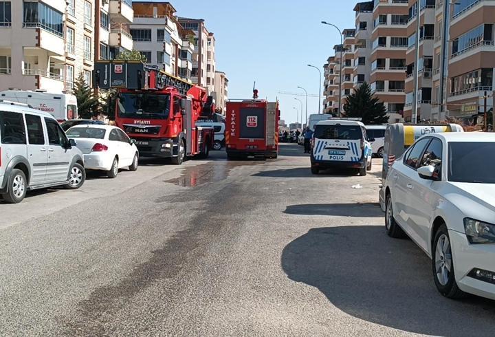 Gaziantep’te apartmanın çatı katı yandı
