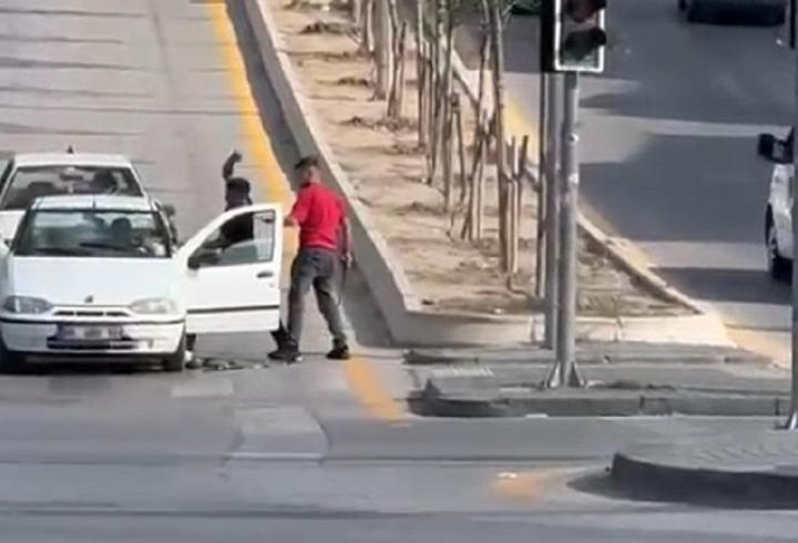 Ankara'da korku dolu görüntüler: Trafikte kılıçlı saldırı!