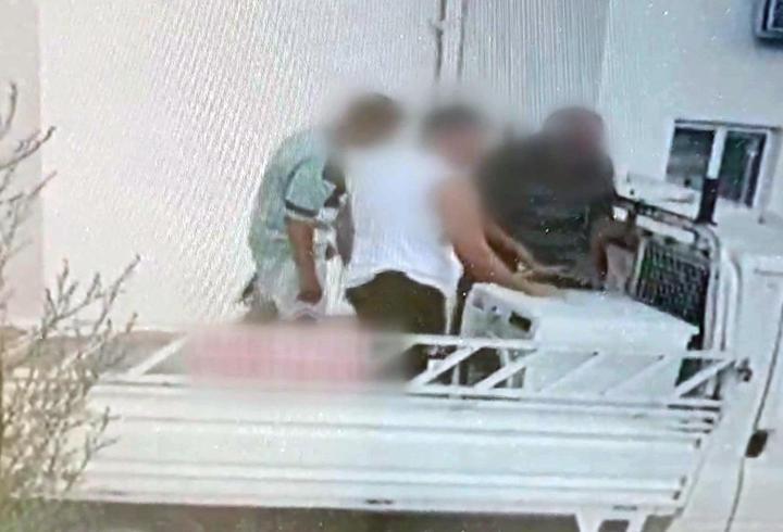 Uzaklaştırma kararını ihlal eden eş, evdeki eşyaları götürdü