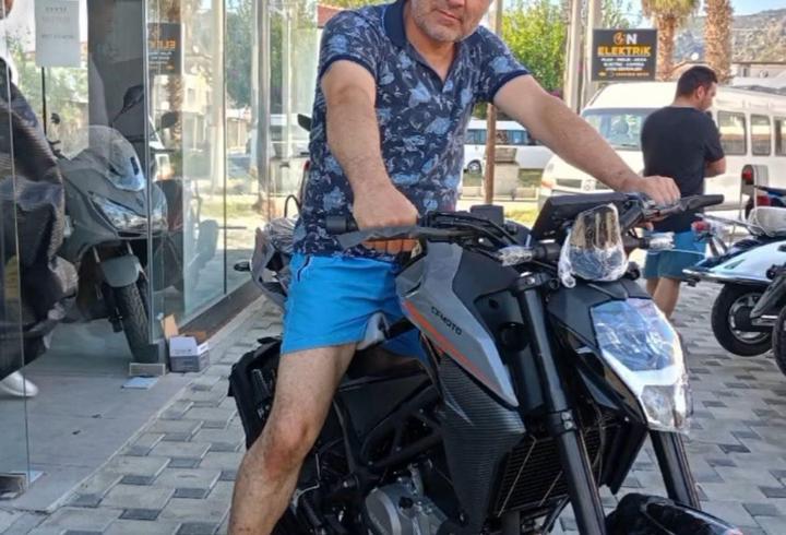 Elektrik direğine çarpan motosikletli öldü