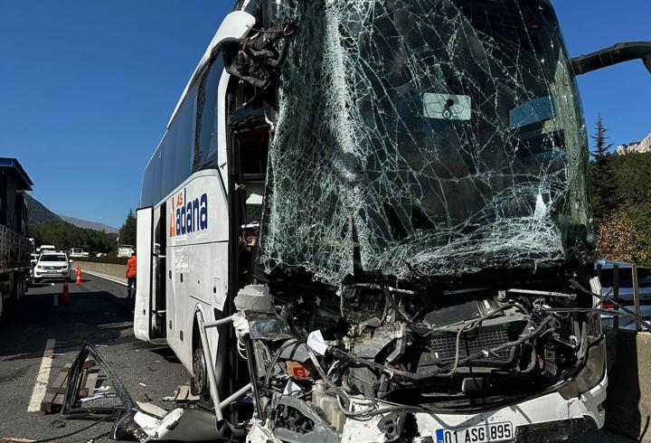 Tarsus’ta 3 araç zincirleme kazaya karıştı