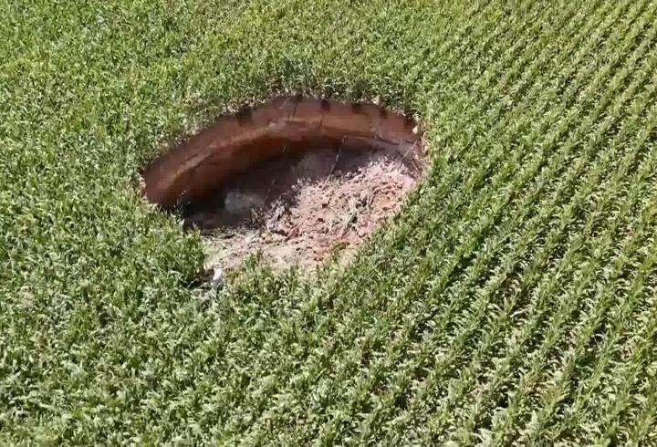 Karaman’da 15 metrelik obruk tarım alanını tehdit ediyor