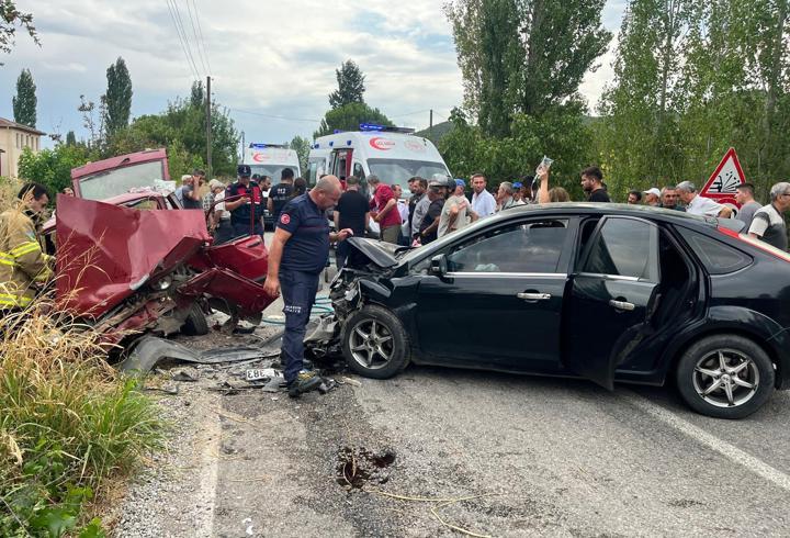 Balıkesir'de iki otomobil çarpıştı, 4 kişi yaralandı