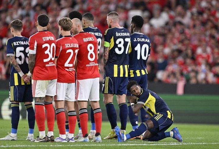 Fenerbahçe'de sakatlık: İki oyuncu maça devam edemedi